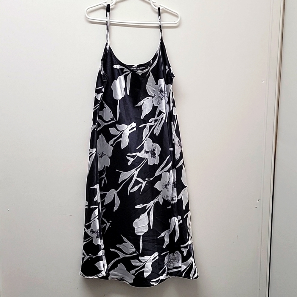 Alexander Del Rossa Nightgown - Size M